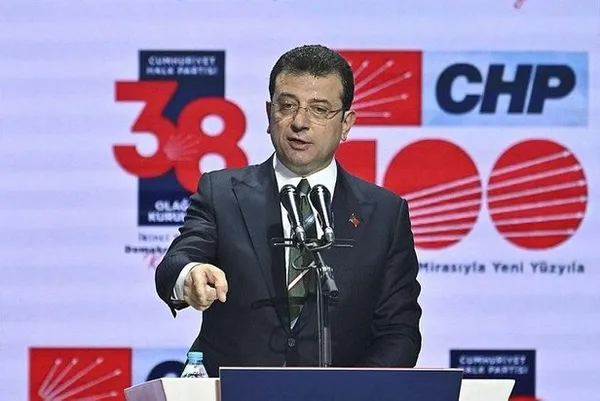 1699115122695.jpg CHP'de alışılagelmiş görüntüler! CHP 38. Olağan Kurultayı'nda 'Değişimciler' ve 'Kemalciler' birbirine girdi - 4