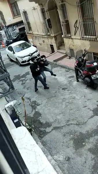 İstanbul’da dehşet anları! Tartıştığı kişiyi boğazından bıçaklayıp kaçtı - 5