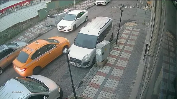 1707211784061.jpeg İstanbul'da yol verme kavgası! Silahı gören taksici yolcuyu bırakıp kaçtı - 1