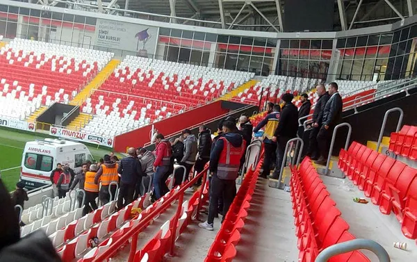 erzincanda-tribunde-kalp-krizi-geciren-taraftar-oldu-1670773254074.jpg Erzincan'da maçın ⚽ son dakikasında kalp krizi geçiren taraftar öldü - 1