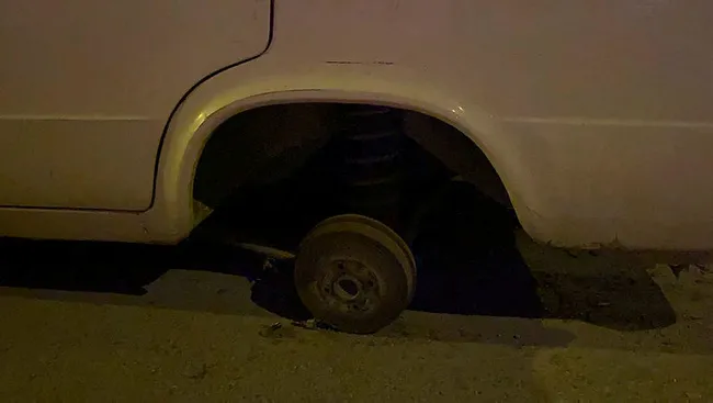 bursa-hirsiz-caldigi-arabanin-lastigi-patlayinca-baska-aracin-lastigini-sokup-degistirerek-kacti-1620988193626.jpg Bursa'da hırsız çaldığı arabanın lastiği patlayınca, başka aracın lastiğini söküp değiştirerek kaçtı - 3