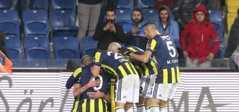 Başakşehir - Fenerbahçe maçında taraftarın sahaya attığı madde dikkat çekti