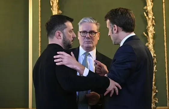 ingiliz-basinindan-flas-iddia-abd-natodan-cekiliyor-mu-orgutu-o-iki-ulkeye-devredecek-1741164746308.jpg Ukrayna Devlet Başkanı Volodimir Zelenskiy, İngiltere Başbakanı Keir Starmer ve Fransa Cumhurbaşkanı Emmanuel Macron (AP)