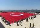 Çamlıca Camii avlusunda dev Türk bayrağı açıldı