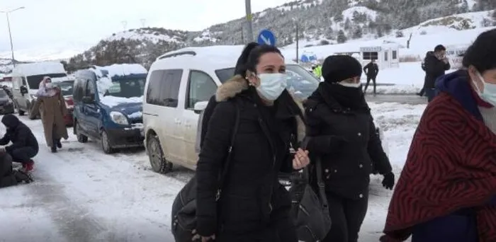 Son dakika: Balıkesir - Bursa karayolunda kar esareti: 15 saattir kapalı! Kuyruğun ucu gözükmüyor - 8