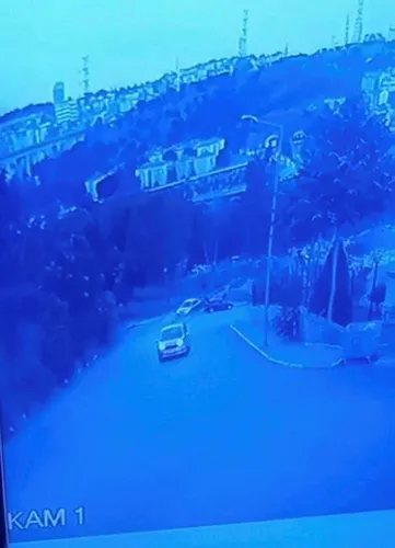 İstanbul'da sürücü vitesi karıştırdı otomobil toprak alana uçtu - 1