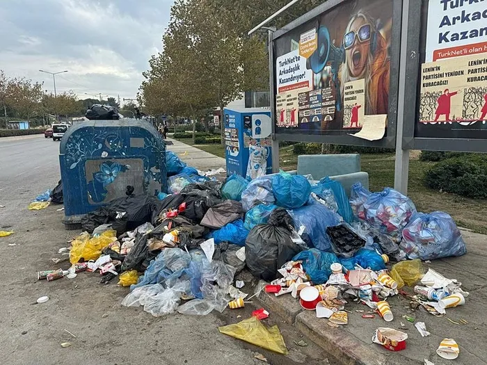Buca’da çöp yığınları oluştu! Vatandaş tepkili: İşçiler grev ile başkan yardımcısı fal ile meşgul