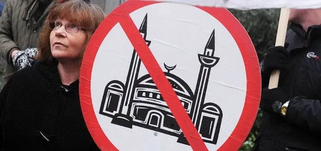Çocuklara yönelik İslamofobik soru! Allah yazısını ve cami resimlerini çöpe attırdılar