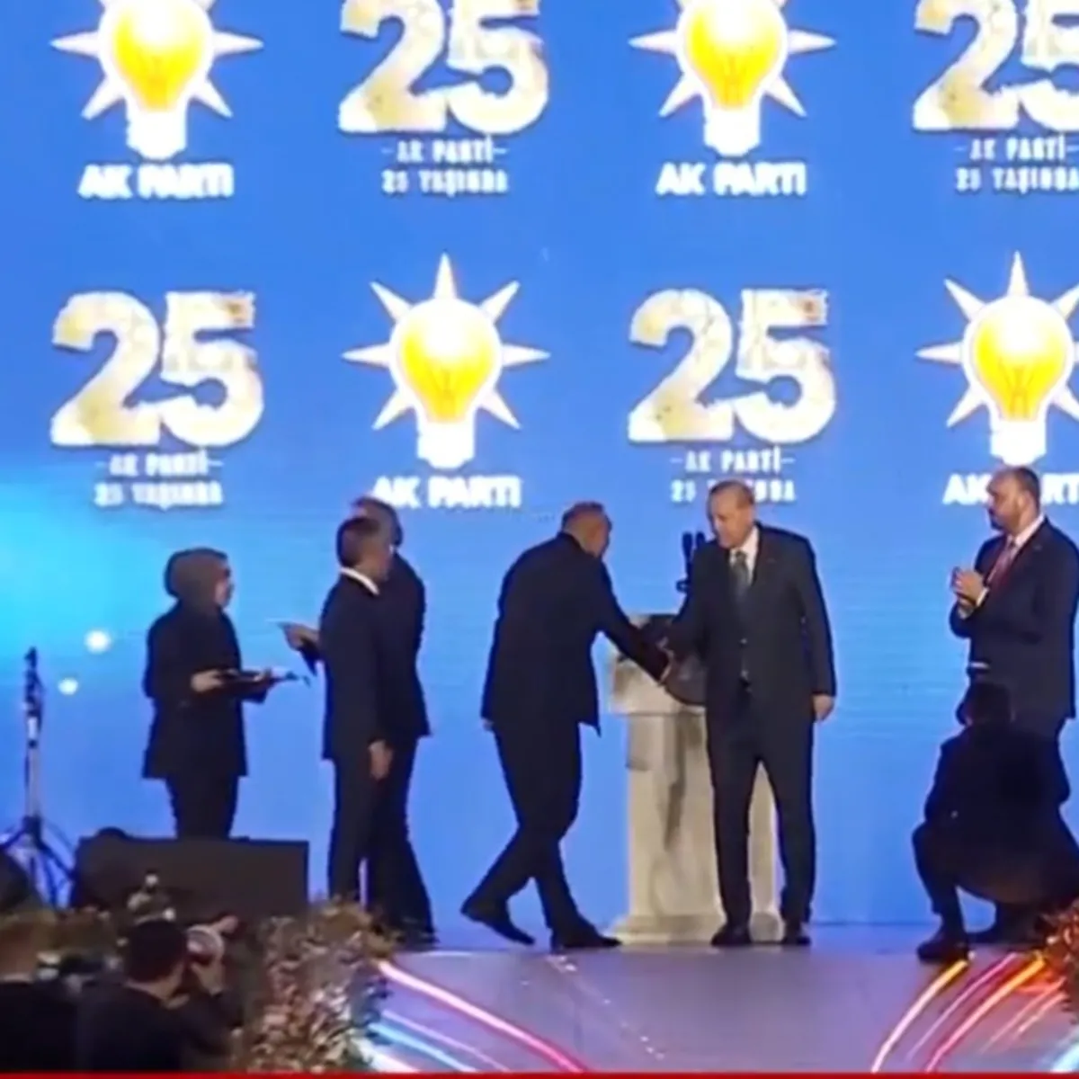AK Parti 25. yılında yeni milletvekillerine rozet takdı