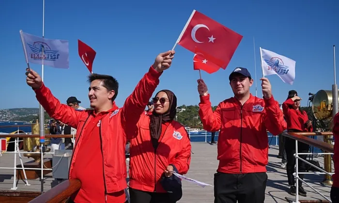 bogazdaki-gecis-torenine-katilan-genclerden-baskan-erdogana-tesekkur-bizim-icin-cok-buyuk-bir-sans-1756045530977.jpg Fotoğraf-AA