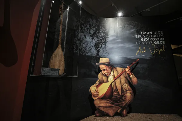 Başkan Erdoğan Cumhurbaşkanlığı Millet Kütüphane'sinde açılan Türk Müziği Tarihi Sergisi’ni gezdi! Merhum sanatçıların aile üyeleriyle sohbet etti - 6