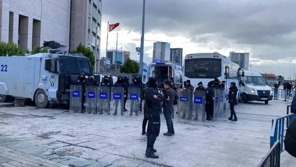 son-dakika-caglayan-adliyesi-onunde-polis-bicaklandi-saldirgan-vuruldu-1642494501087.jpg Son dakika... Çağlayan Adliyesi önünde polis bıçaklandı: Saldırgan vuruldu! - 1