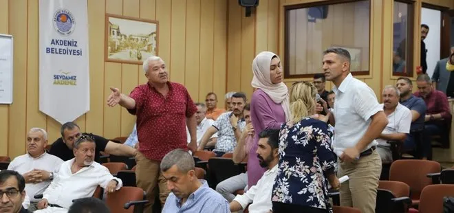 Akdeniz Belediye Meclisi’nde HDP’lilerden İstiklal Marşı provokasyonu! CHP’liler Öcalan propagandasına sessiz kaldı
