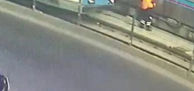 Sultangazi'de bir işçiye iki tramvay çarptı