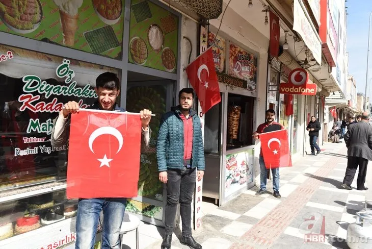 Türkiye Mehmetçik için tek yürek oldu! Her yer Türk bayrağıyla donatıldı