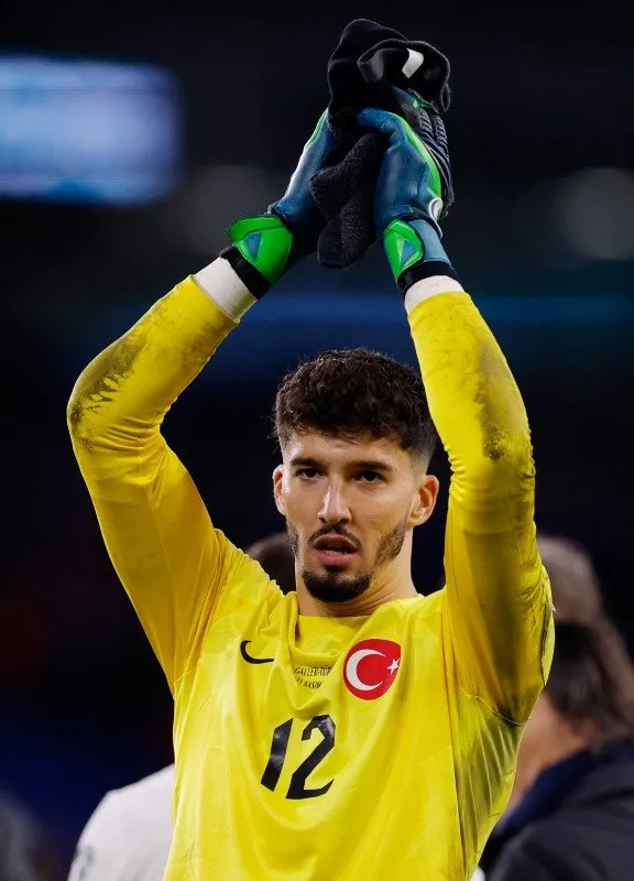 Süper Lig’i sallayacak transfer! Altay Bayındır ezeli rakibe gelmek istiyor