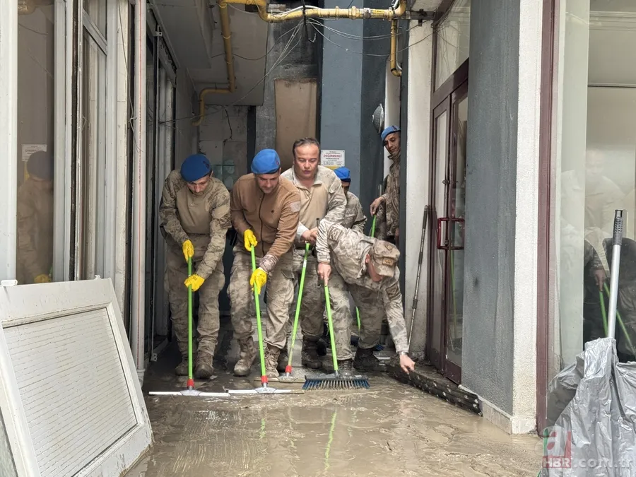 Samsun'daki sel felaketinin izleri gün ağarınca ortaya çıktı! Araçlar ters dönüp birbirine girdi 7