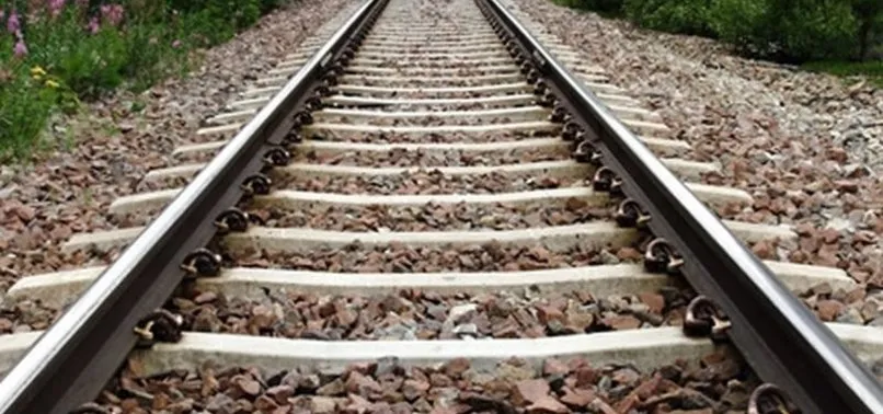 RAYLARDA SELFİE YAPMAK İSTERKEN TRENİN ALTINDA KALDI