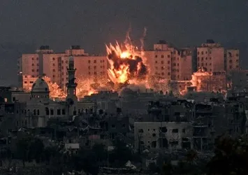 Terör devleti İsrail'in tankları Refah'a girdi! Katil ordusunun saldırıları durmak bilmiyor | “Milyonlarca Filistinli güvenli bölgede tankların hedefinde”