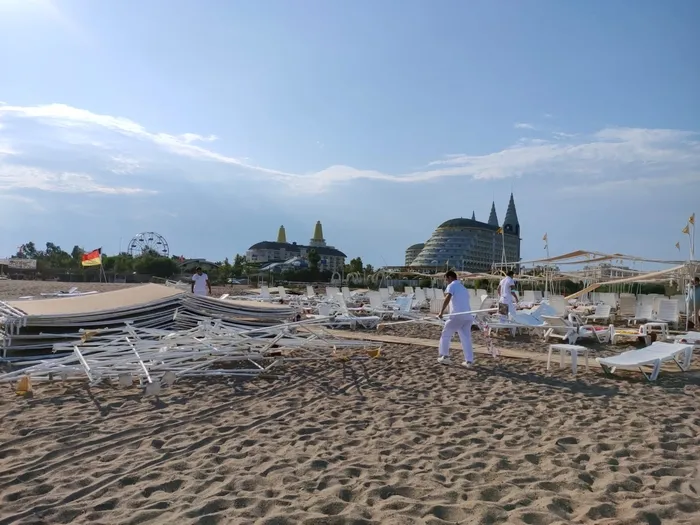 Antalya'da hortum sahili vurdu! Şezlonglar savruldu - 3
