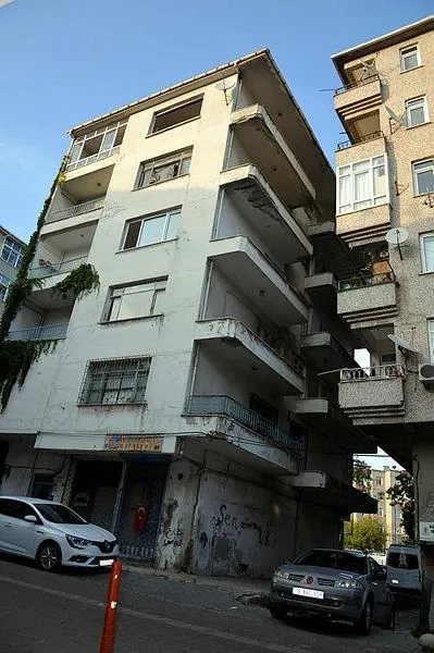 İstanbul'da kabus apartmanı! 27 yıl önce yan yatan bina bir türlü yıktırılamadı - 1