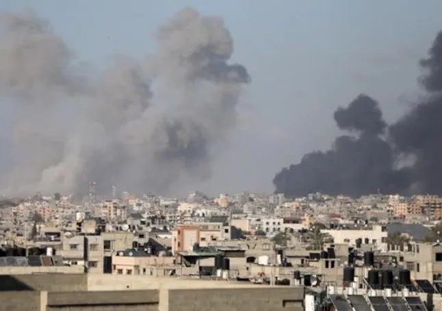 Katil İsrail ordusu Gazze’deki 2 eve saldırdı