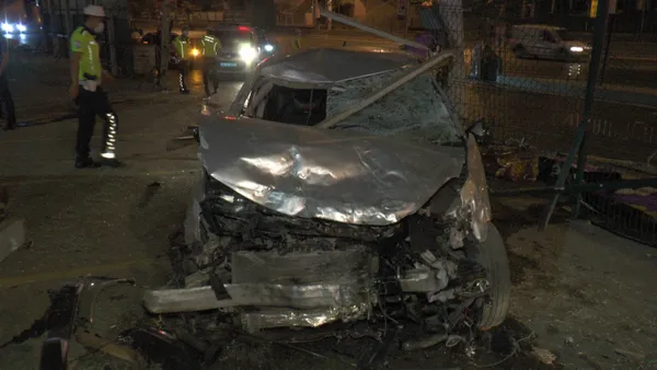 1629343022954.jpg Kadıköy'de korkunç kaza! Virajı alamadı otoparka daldı - 4