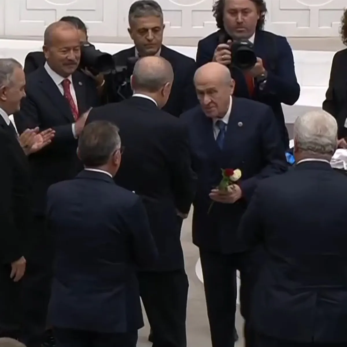 Başkan Erdoğan’dan Bahçeli’ye özel teşekkür: Bahçeli’den ise kırmızı-beyaz gül! Cumhur İttifakı’ndan birlik mesajı