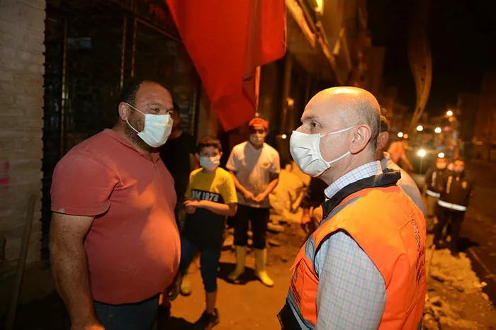 Bakan Karaismailoğlu’ndan selin vurduğu Dereli’de gece mesaisi! Vatandaşların sorun ve talepleri dinledi
