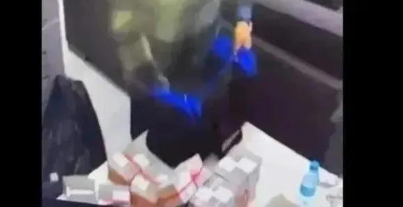 chpdeki-para-kuleleri-goruntulerinde-yer-alan-bir-isim-daha-ortaya-cikti-goruntulerden-sonra-sisli-belediye-ba-1710932764023.jpeg CHP'deki "para kuleleri" görüntülerinde Onur Öksel apar topar izne çıktı! Kara para skandalında yeni görüntü! Bazı çantalar... - 1