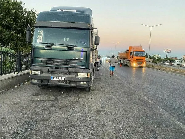 1691390952317.jpeg Bursa'da feci kaza! Kontrolden çıktı park halindeki TIR'a çarptı: 4 ölü, 2 yaralı - 2