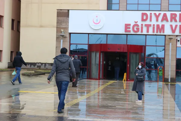 Vefakar öğretmen takdir topladı! Hem babasına baktı hem de hastane bahçesinde ders verdi - 2