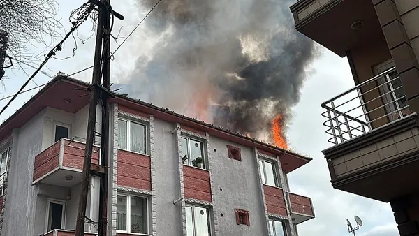 istanbulda-yangin-panigi-alevler-catiyi-sardi-1709034735329.jpeg İstanbul'da yangın paniği! Alevler çatıyı sardı - 3