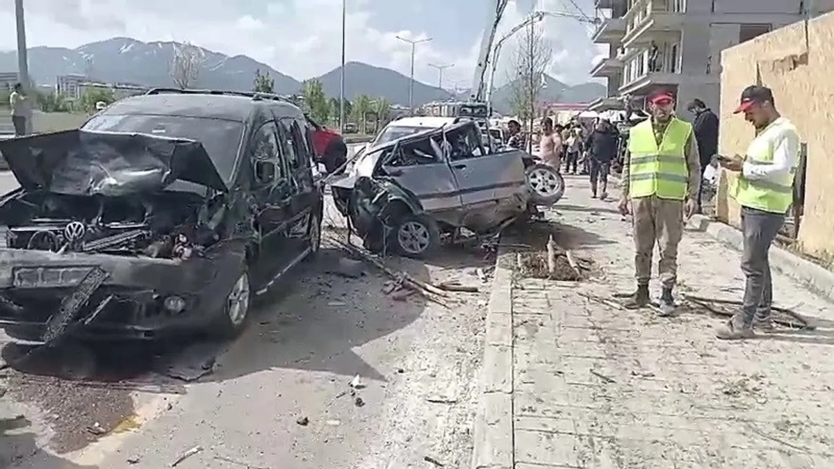 Freni boşalan beton mikseri dehşet saçtı! Sekiz aracı biçti