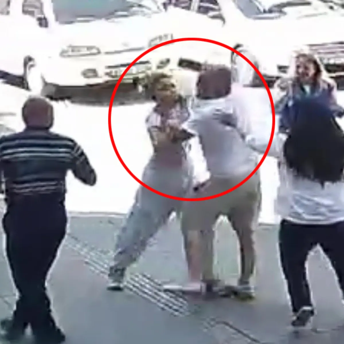 Dikiz aynasını sökerek kadın sürücüyü dövdü! O anlar kamerada