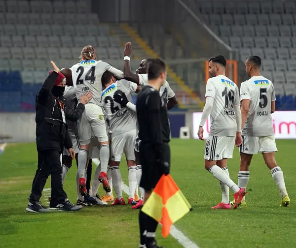 kartal-zirveyi-teslim-etmiyor-basaksehir-2-3-besiktas-mac-sonucu-ozet-1615572317332.jpg Kartal zirveyi teslim etmiyor! Başakşehir 2-3 Beşiktaş (MAÇ SONUCU-ÖZET) - 4
