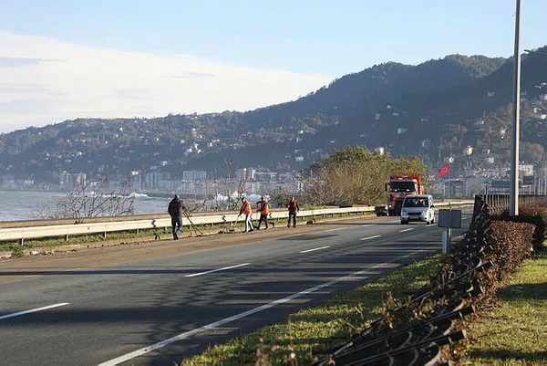 karadeniz-sahil-yolu-cayeli-trabzon-istikameti-ulasima-acildi-1701161680119.jpg