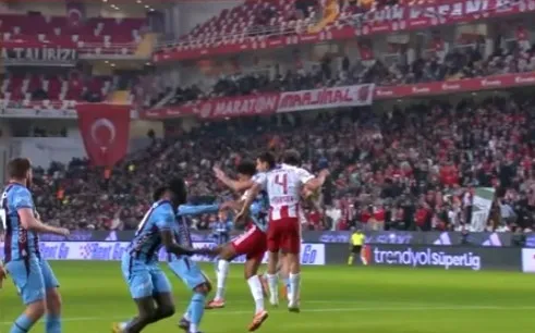 var-kayitlari-aciklandi-asllaninin-kirmizi-kartinda-ne-konusuldu-1770142047709.jpg VAR kayıtları açıklandı! Asllani’nin kırmızı kartında ne konuşuldu? - 2