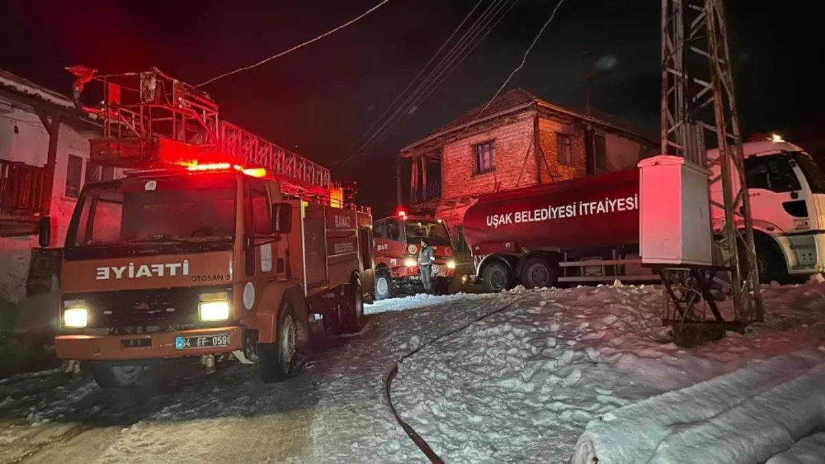 Uşak'ta iki katlı evde yangın! 2 kişi dumandan etkilendi