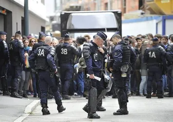 Fransa’da polislerin kimlik bilgileri internete sızdı