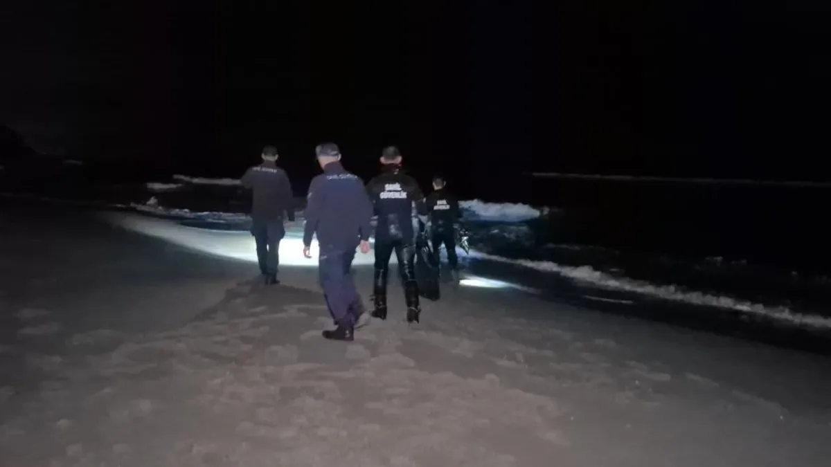 Bartın'da denize kıyafetleriyle girdi: Ekipler harekete geçti