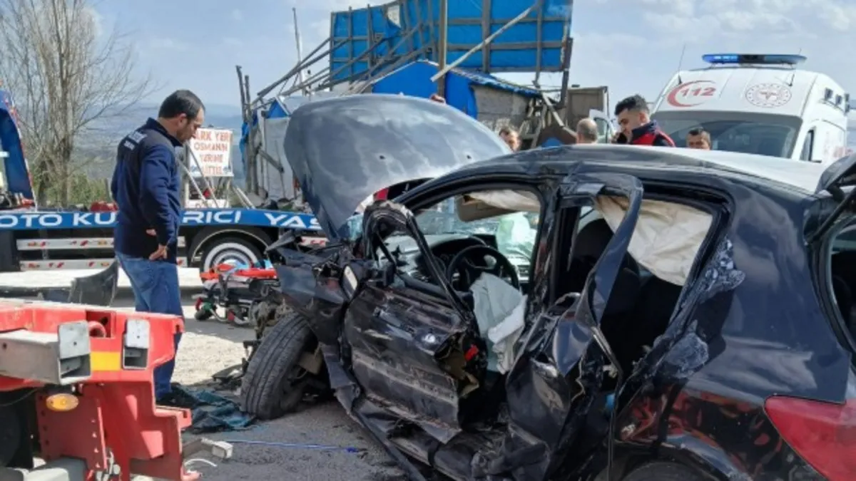 Park halindeki TIR'a çarptı! 5 kişi yaralandı