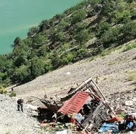 Feci kaza kamyon uçuruma yuvarlandı! Ölü ve yaralılar var