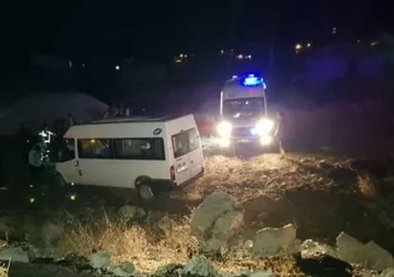 Ağrı'da minibüs şarampole yuvalandı