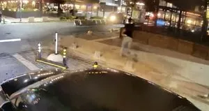 Arabanın içinden ateş açtılar