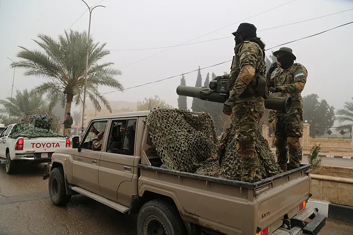 suriyede-esad-sonrasi-1-yil-saradan-aciklama-turkiyeden-destek-mesaji-1765201332257.jpg Suriye'de 61 yıllık Baas rejiminin devrilmesinin birinci yıl dönümü ülke genelinde kutlanıyor. Kutlamalar kapsamında Deyrizor kentinde askeri geçit töreni düzenlendi. (AA)