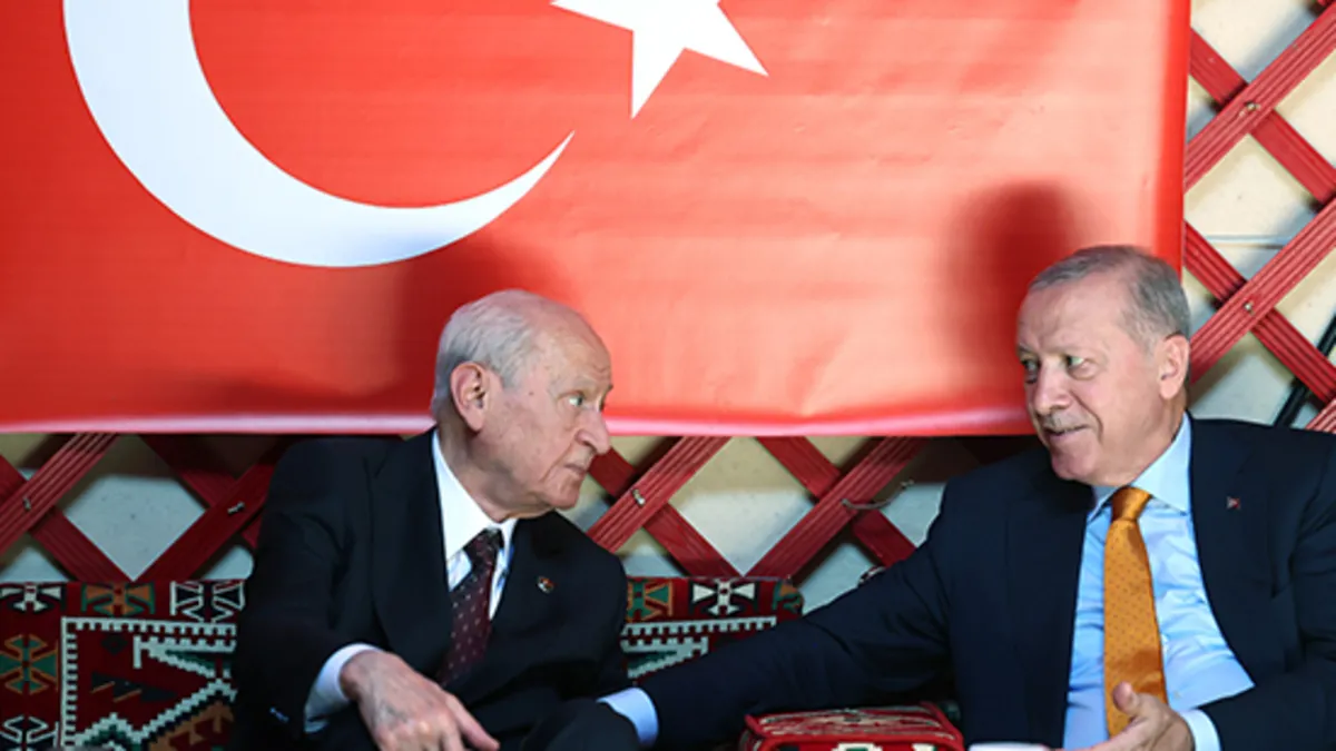 Başkan Erdoğan ve Bahçeli Ahlat'ta! Dostluk karesi beğeni topladı | Selçuklu Kabristanı'na ziyaret