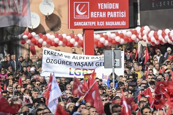 LGBT terörüne dünya savaş açtı CHP kucak! Özgür Özel ve Ekrem İmamoğlu’nun mitinginde sapkınlığa açık destek