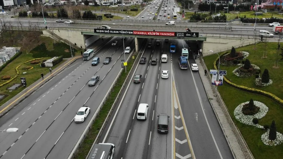 İstanbul Maltepe’de korkutan manzara! Betonunda midye kabukları ortaya çıkan köprü tedirgin etti