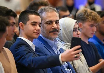 Bakan Fidan gençlerle bir araya geldi